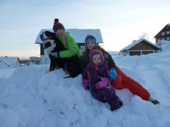 Kinder auf einem Schneeberg