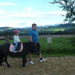 Reiten auf dem Pony Holly